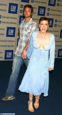 Alyssa Milano Nip Slip Public 001