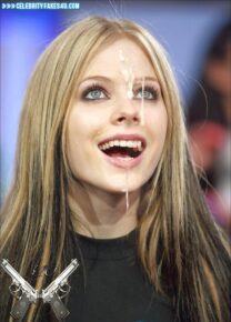 Avril Lavigne Facial Naked 002