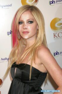 Avril Lavigne Public Facial Fake 001