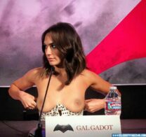 Gal Gadot Titty Flash Public Porn 001