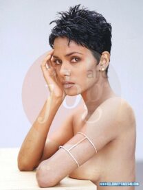 Halle Berry Naked 001