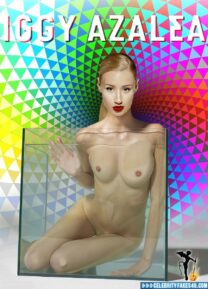 Iggy Azalea Naked 001