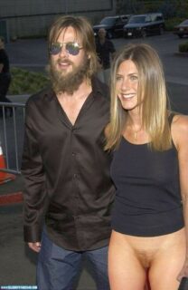 Jennifer Aniston Pantieless Public 001