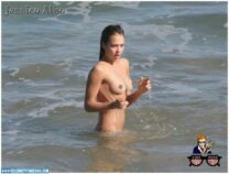 Jessica Alba Voyeur Beach Naked 001