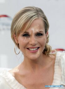 Julie Benz Facial 001