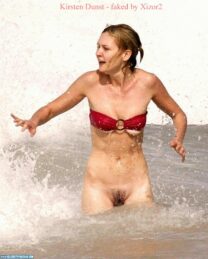 Kirsten Dunst Beach Voyeur 001