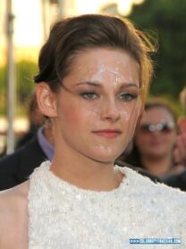 Kristen Stewart Facial 002