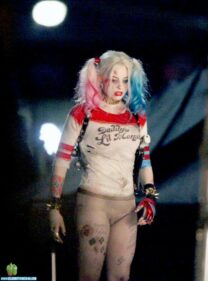 Margot Robbie Pantieless Suicide Squad 001