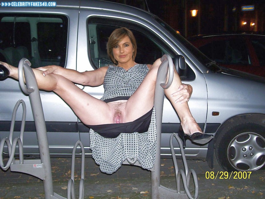 Mariska Hargitay Fake, Legs Spread, Pantiless, Public, Upskirt, Porn