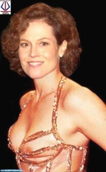 Sigourney Weaver Boobs Exposed 001